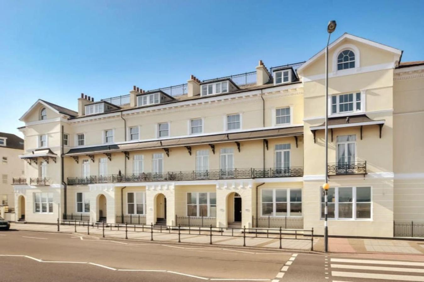 Air Maison - Stunning Beach Front Apartment Portsmouth Exterior photo